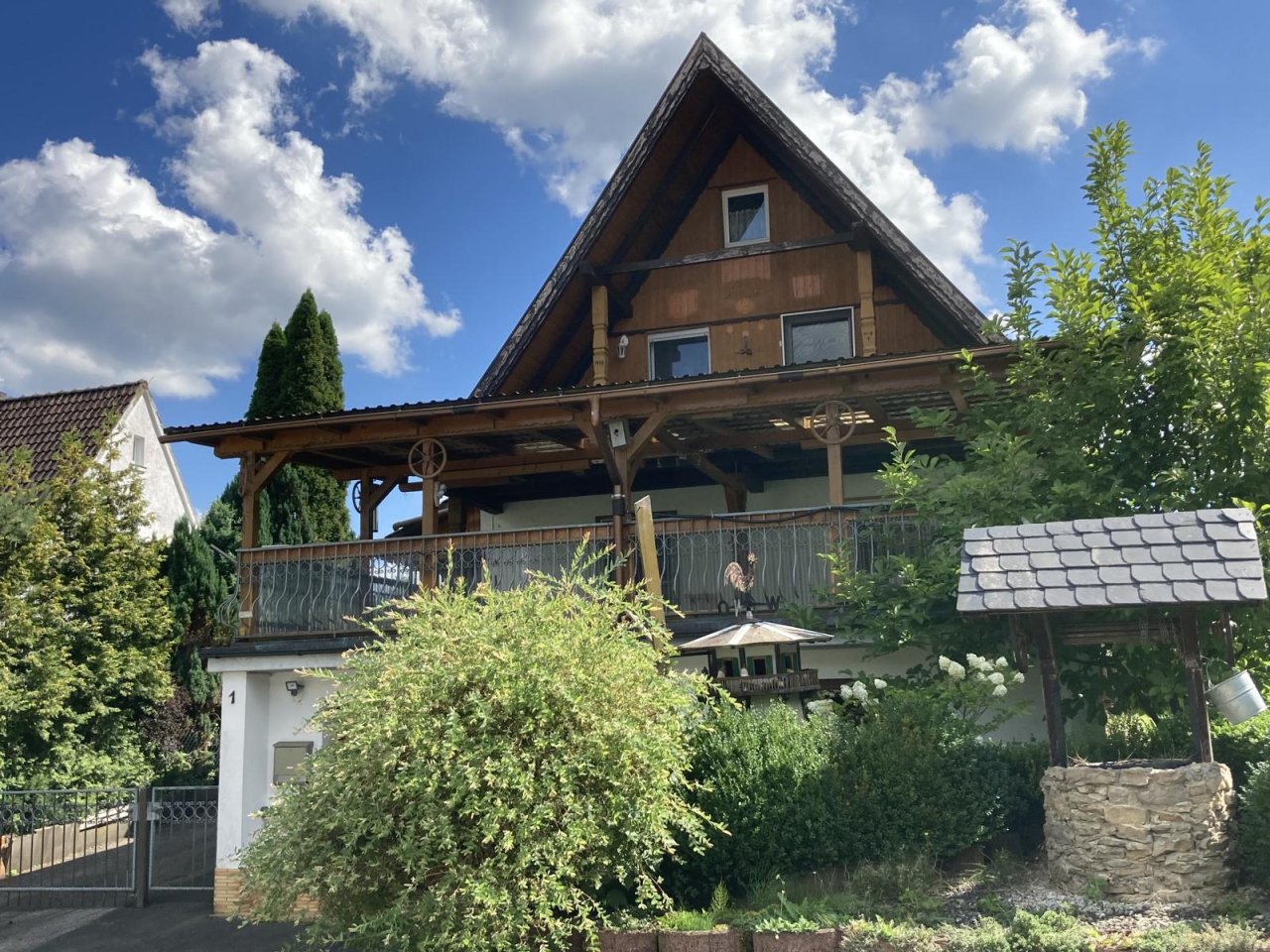 VERKAUFT - Hübsches Haus mit 2 Balkonen, Dachterrasse, Nebengebäude und schönem Garten