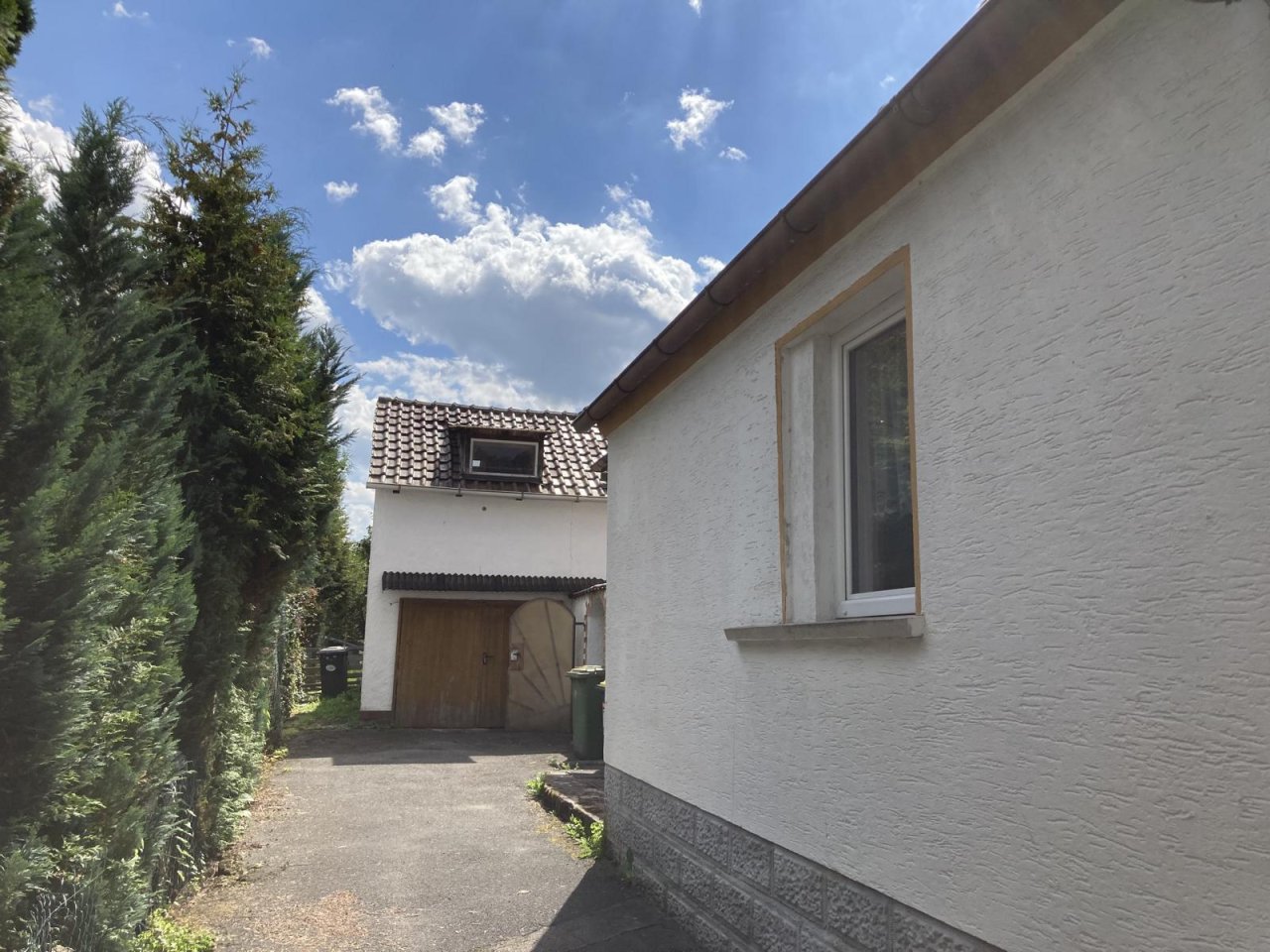 VERKAUFT - Hübsches Haus mit 2 Balkonen, Dachterrasse, Nebengebäude und schönem Garten