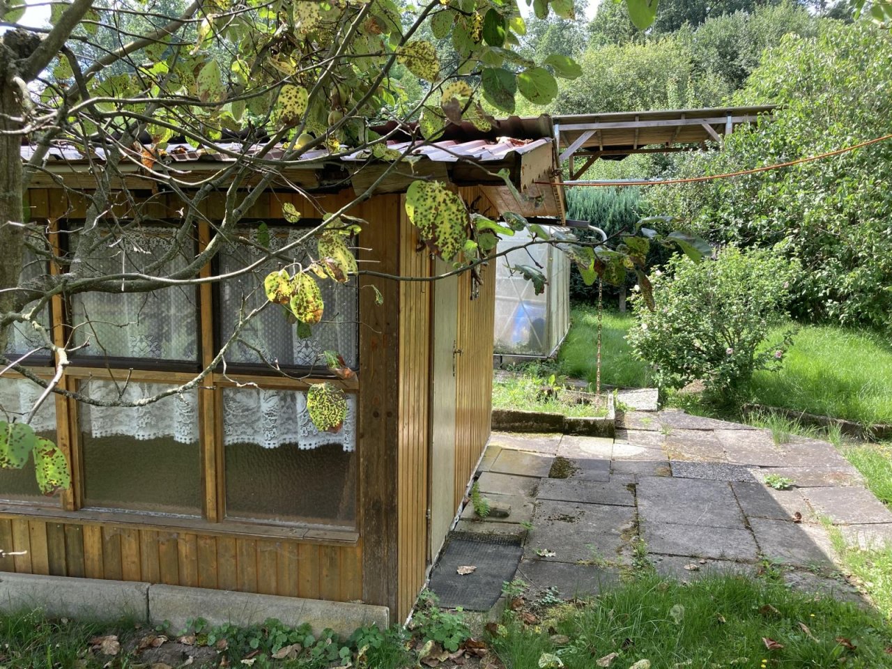 VERKAUFT - Hübsches Haus mit 2 Balkonen, Dachterrasse, Nebengebäude und schönem Garten