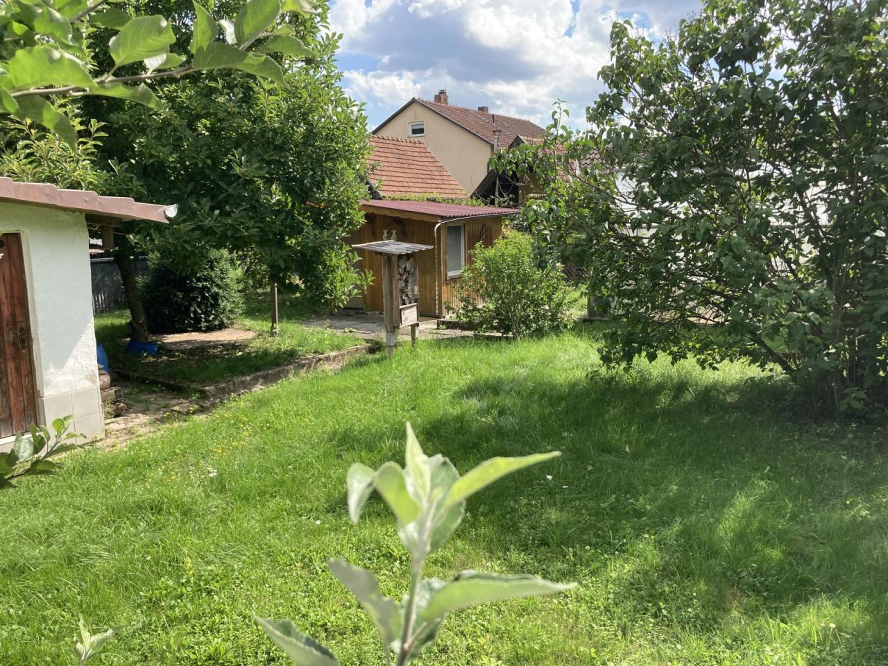 VERKAUFT - Hübsches Haus mit 2 Balkonen, Dachterrasse, Nebengebäude und schönem Garten