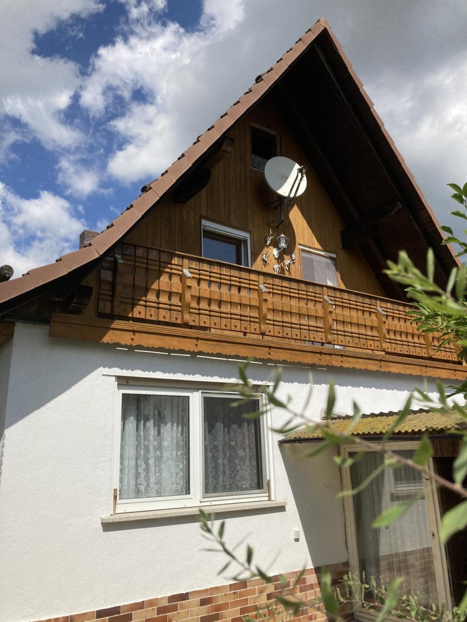 VERKAUFT - Hübsches Haus mit 2 Balkonen, Dachterrasse, Nebengebäude und schönem Garten