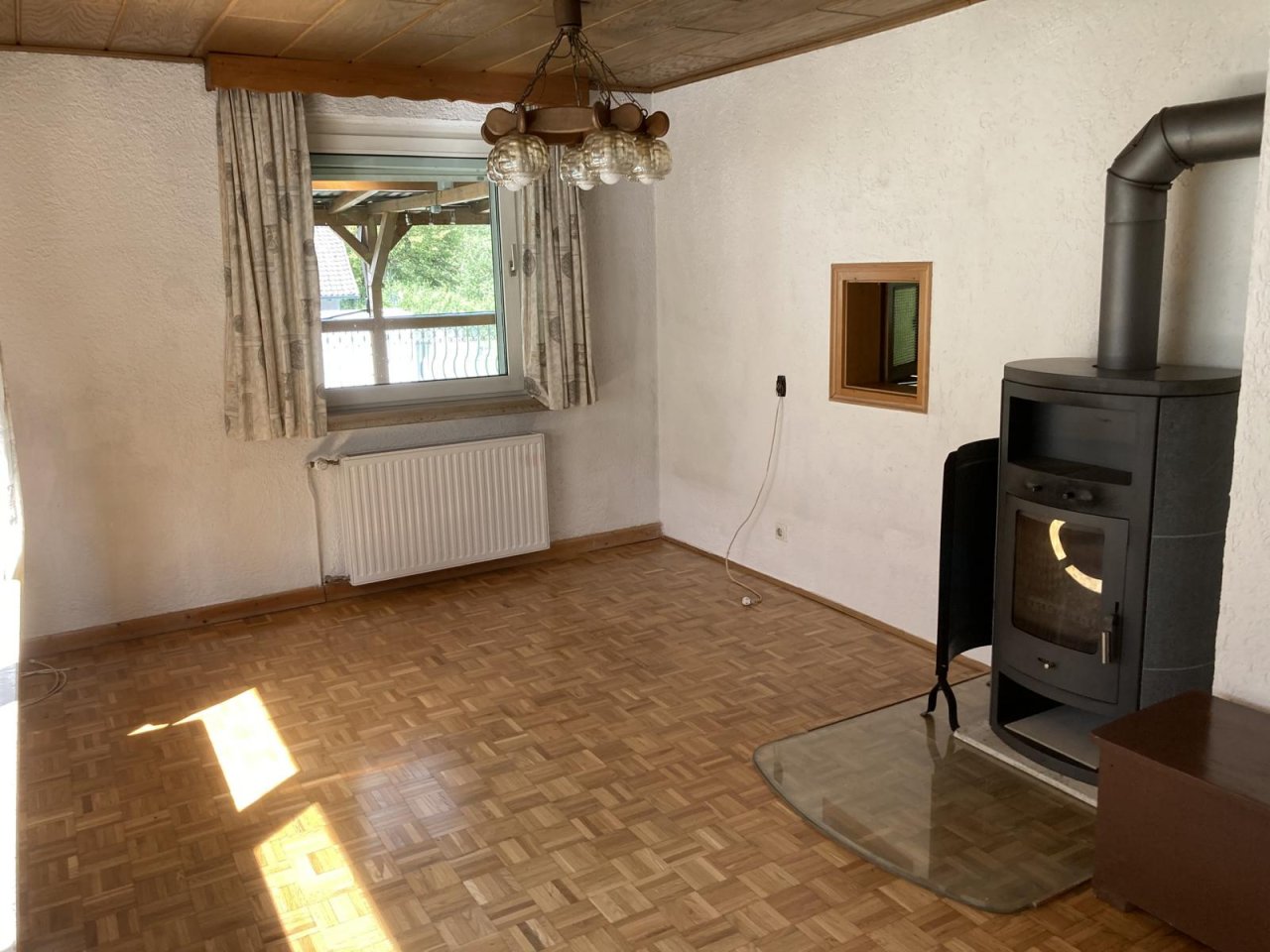 VERKAUFT - Hübsches Haus mit 2 Balkonen, Dachterrasse, Nebengebäude und schönem Garten