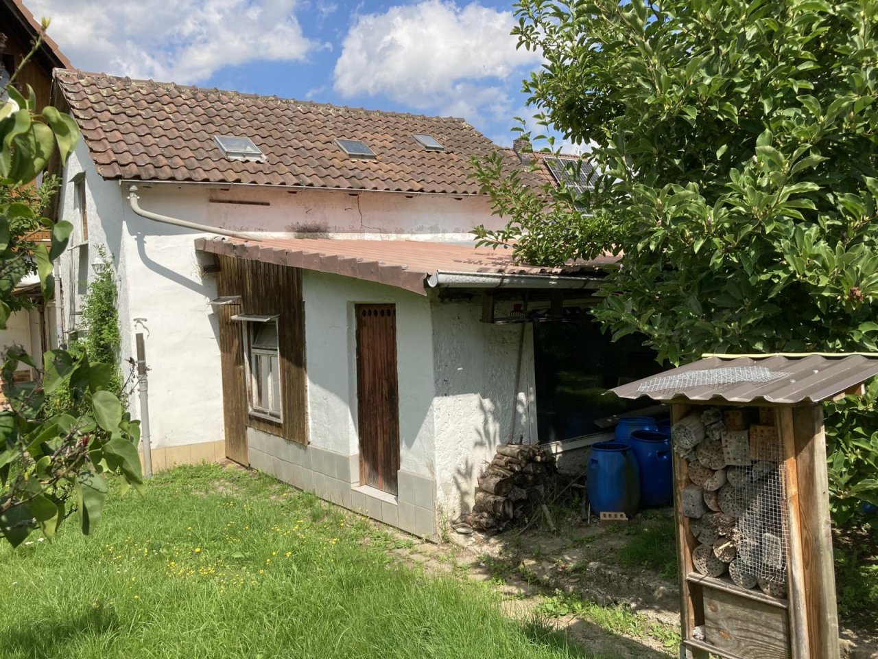 VERKAUFT - Hübsches Haus mit 2 Balkonen, Dachterrasse, Nebengebäude und schönem Garten