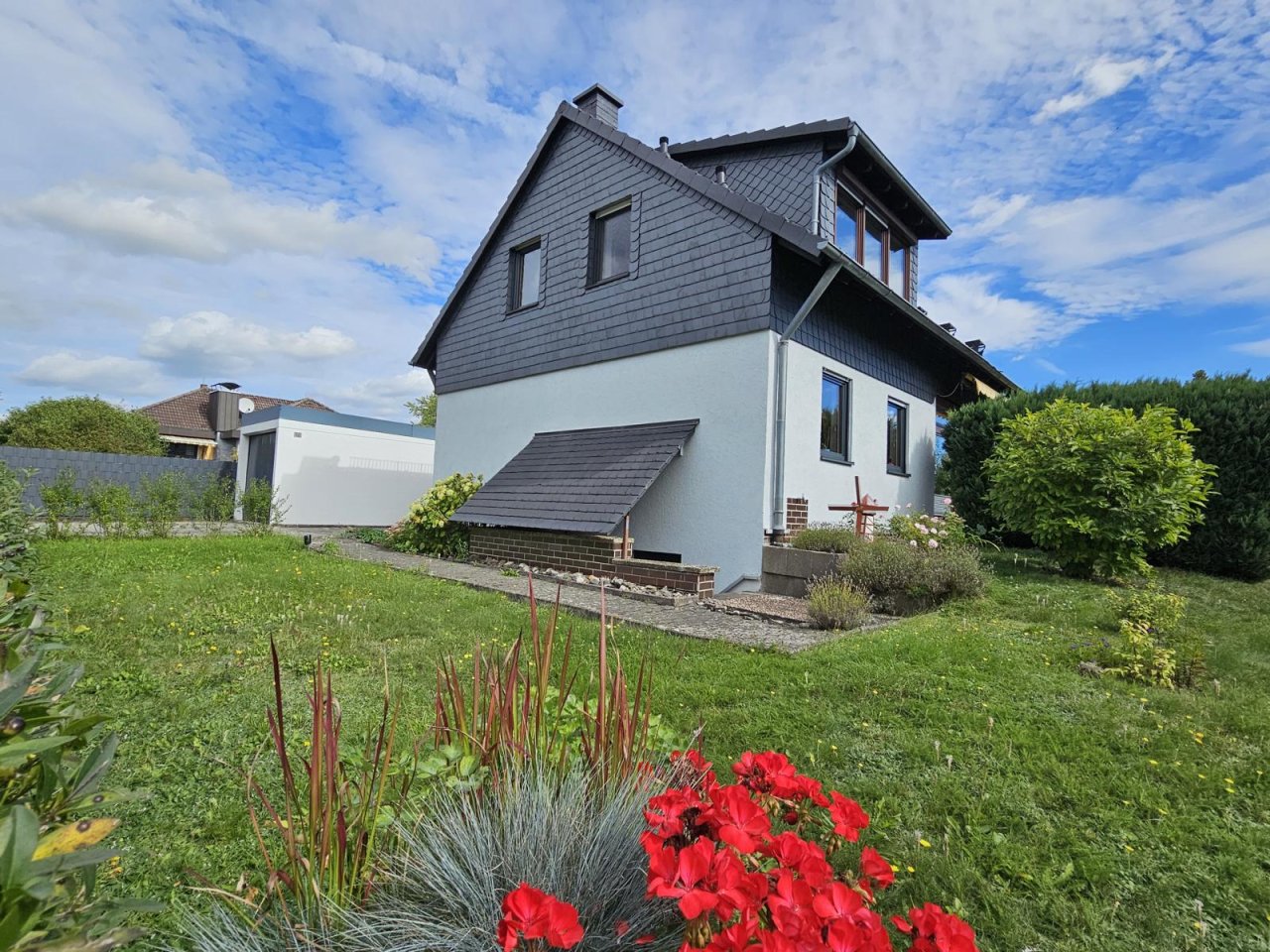 VERKAUFT - Ein Haus wie es sein sollte! Gepflegt, ruhig gelegen, mit Wintergarten! Nähe Coburg!