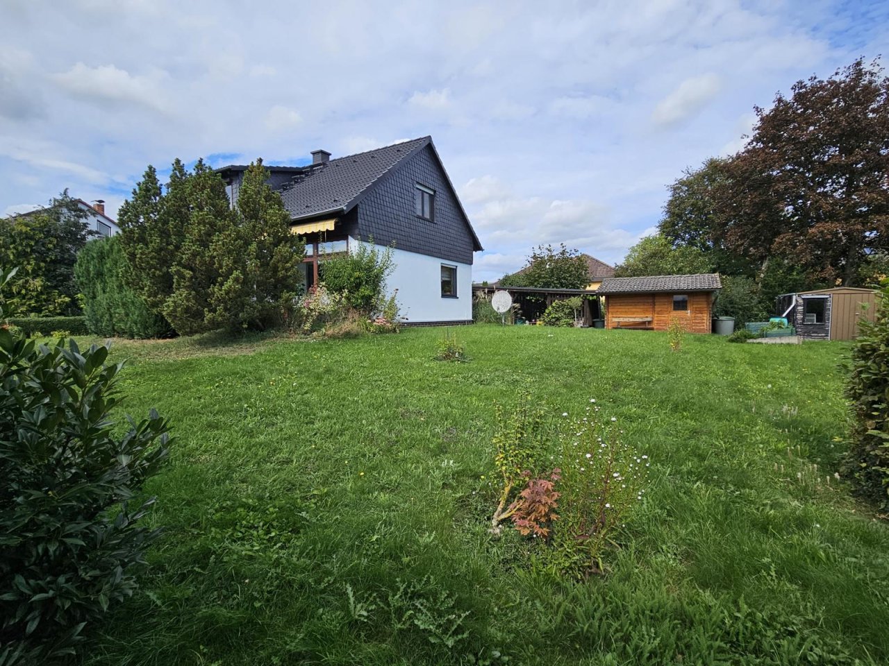 VERKAUFT - Ein Haus wie es sein sollte! Gepflegt, ruhig gelegen, mit Wintergarten! Nähe Coburg!