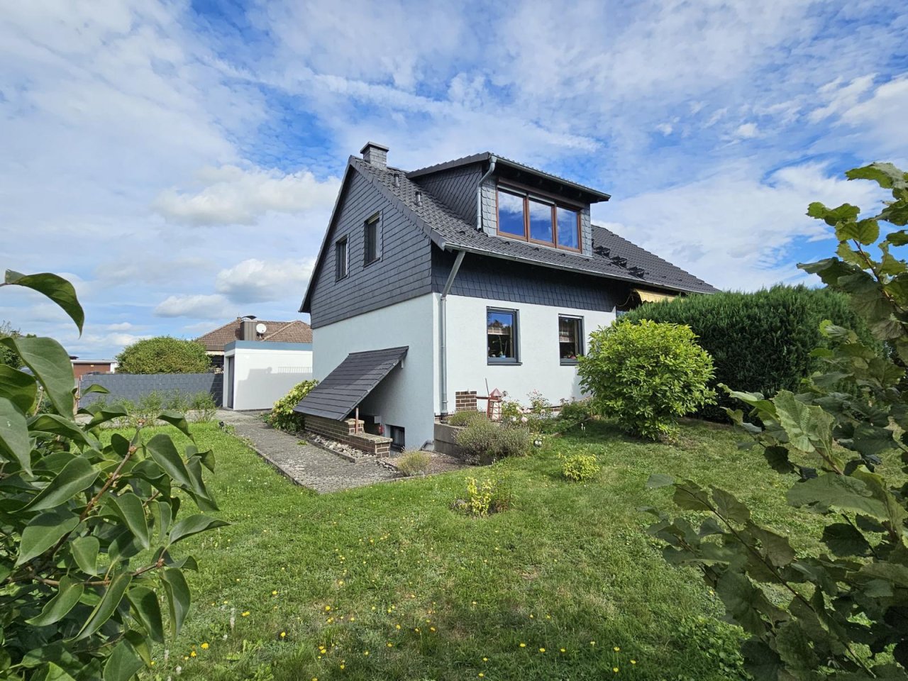 VERKAUFT - Ein Haus wie es sein sollte! Gepflegt, ruhig gelegen, mit Wintergarten! Nähe Coburg!