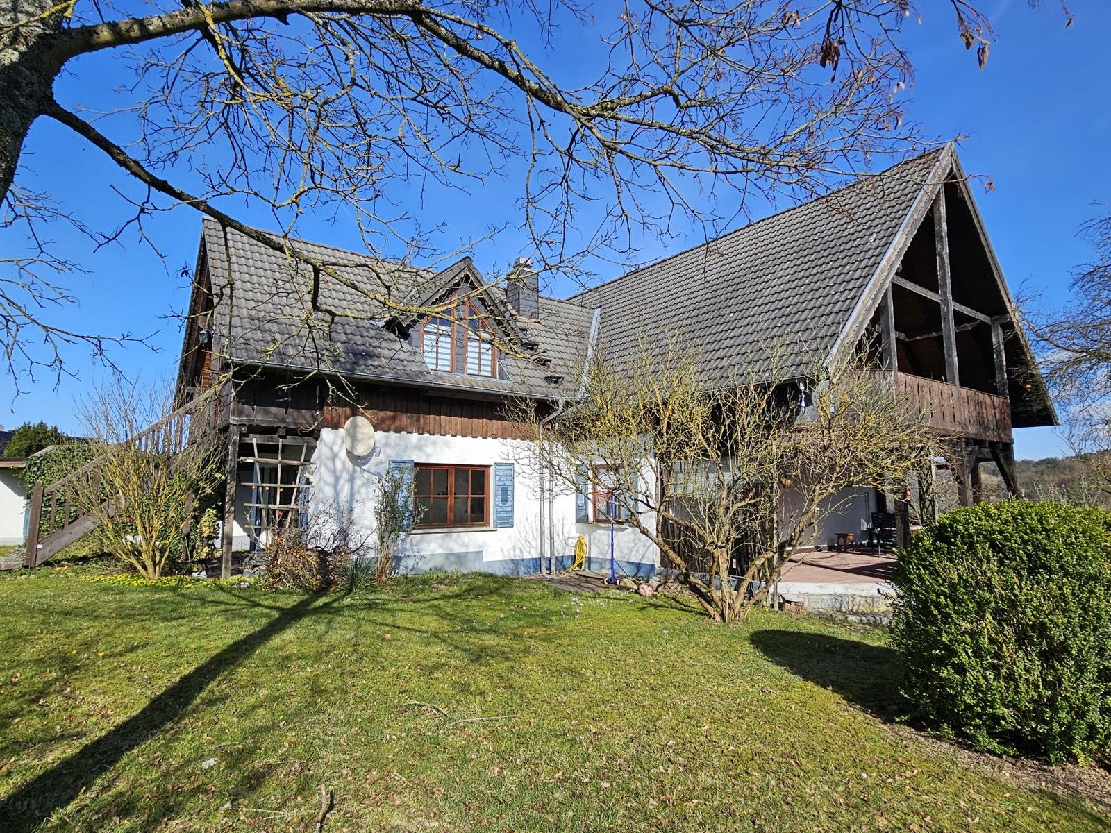 VERKAUFT-Ihr Familiennest - großzügiges Zweifamilienhaus mit einladendem Garten!