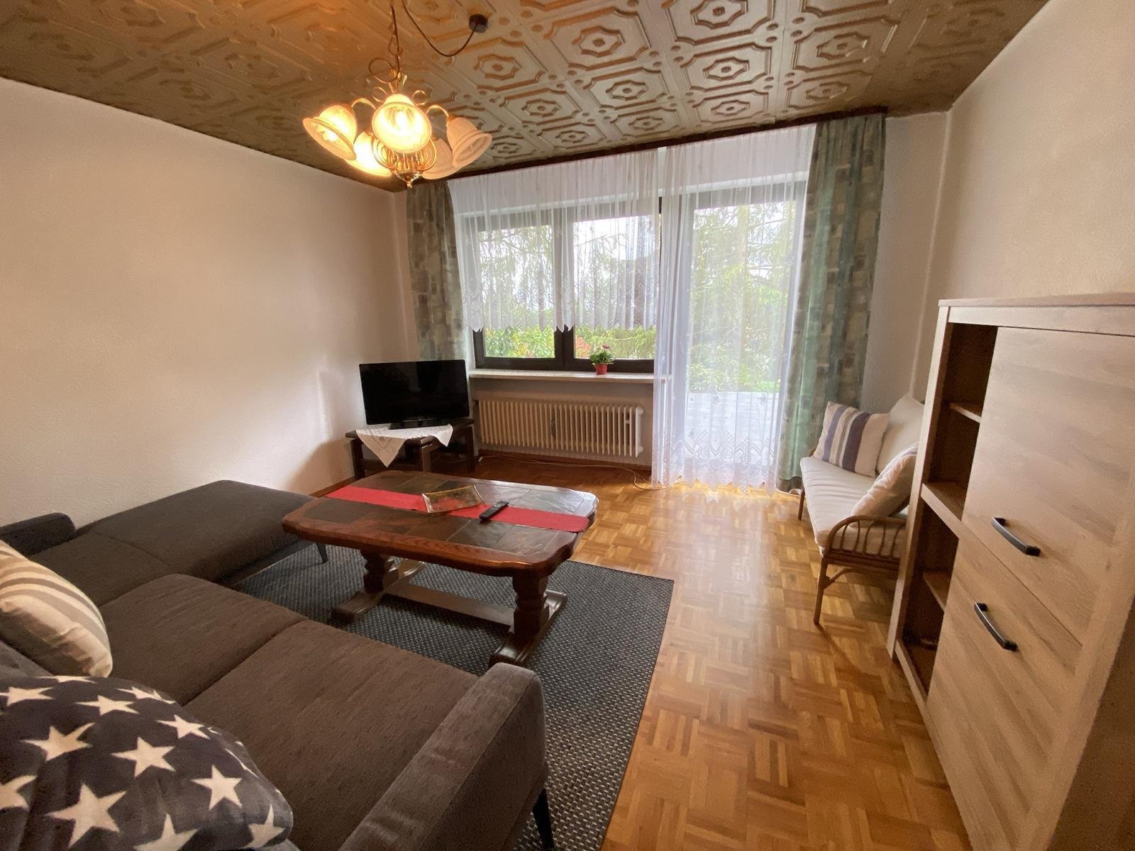 TOP-gepflegte & voll möblierte Einliegerwohnung mit herrlicher Terrasse - wenige Fahrminuten südlich von Coburg