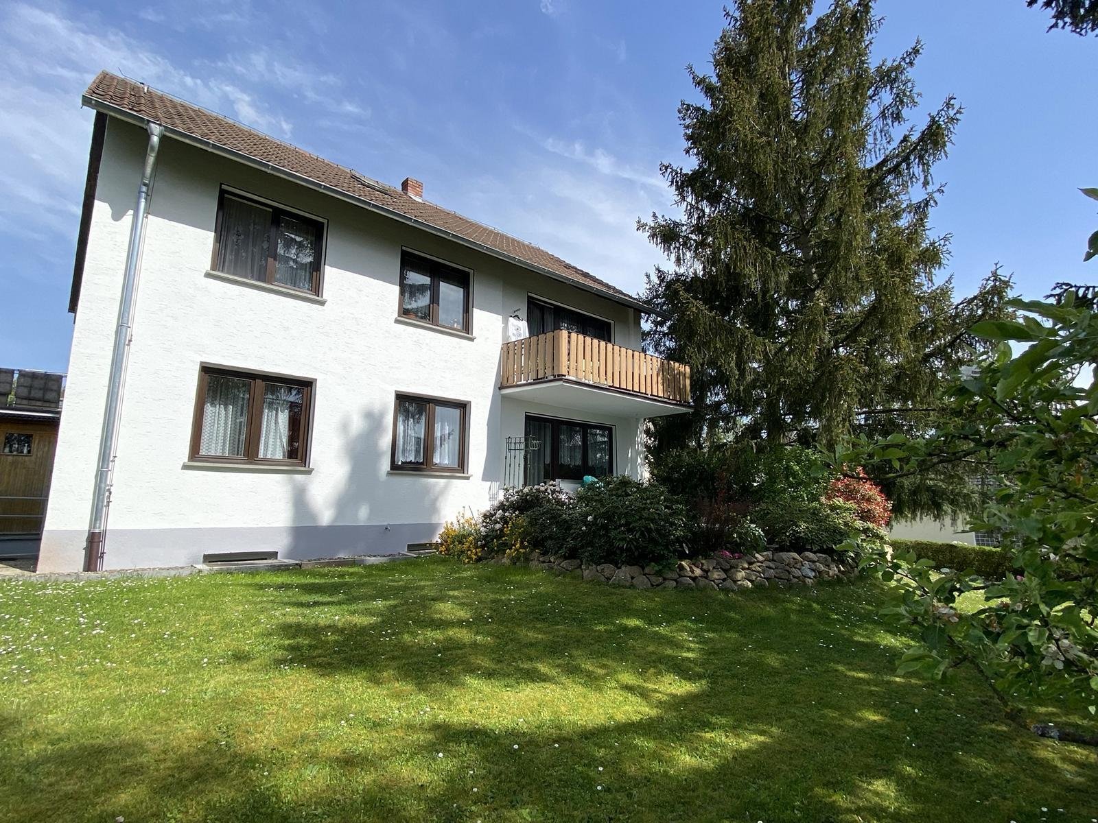 TOP-gepflegte & voll möblierte Einliegerwohnung mit herrlicher Terrasse - wenige Fahrminuten südlich von Coburg