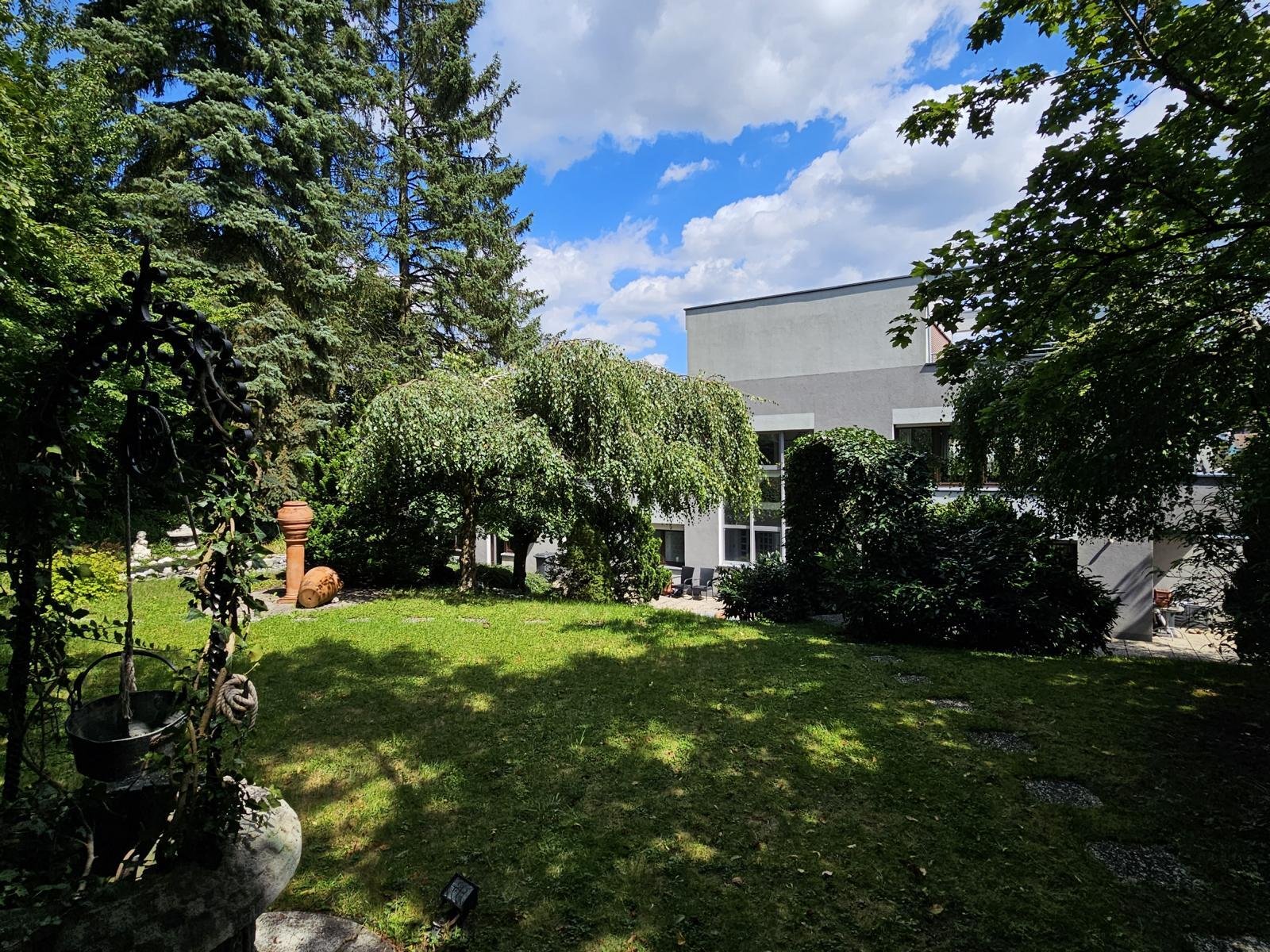 VERKAUFT - Einzigartiges Wohnen mit paradiesischem Garten & 2 Garagen!