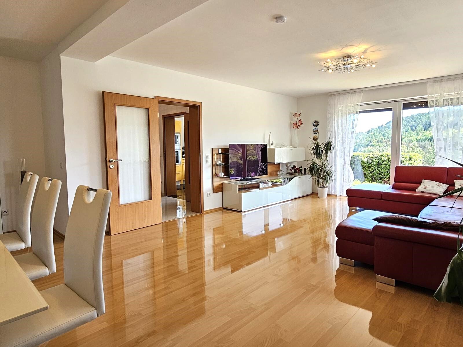 Modernisiertes Leben am Waldrand mit grandiosem Fernblick über Rödental!