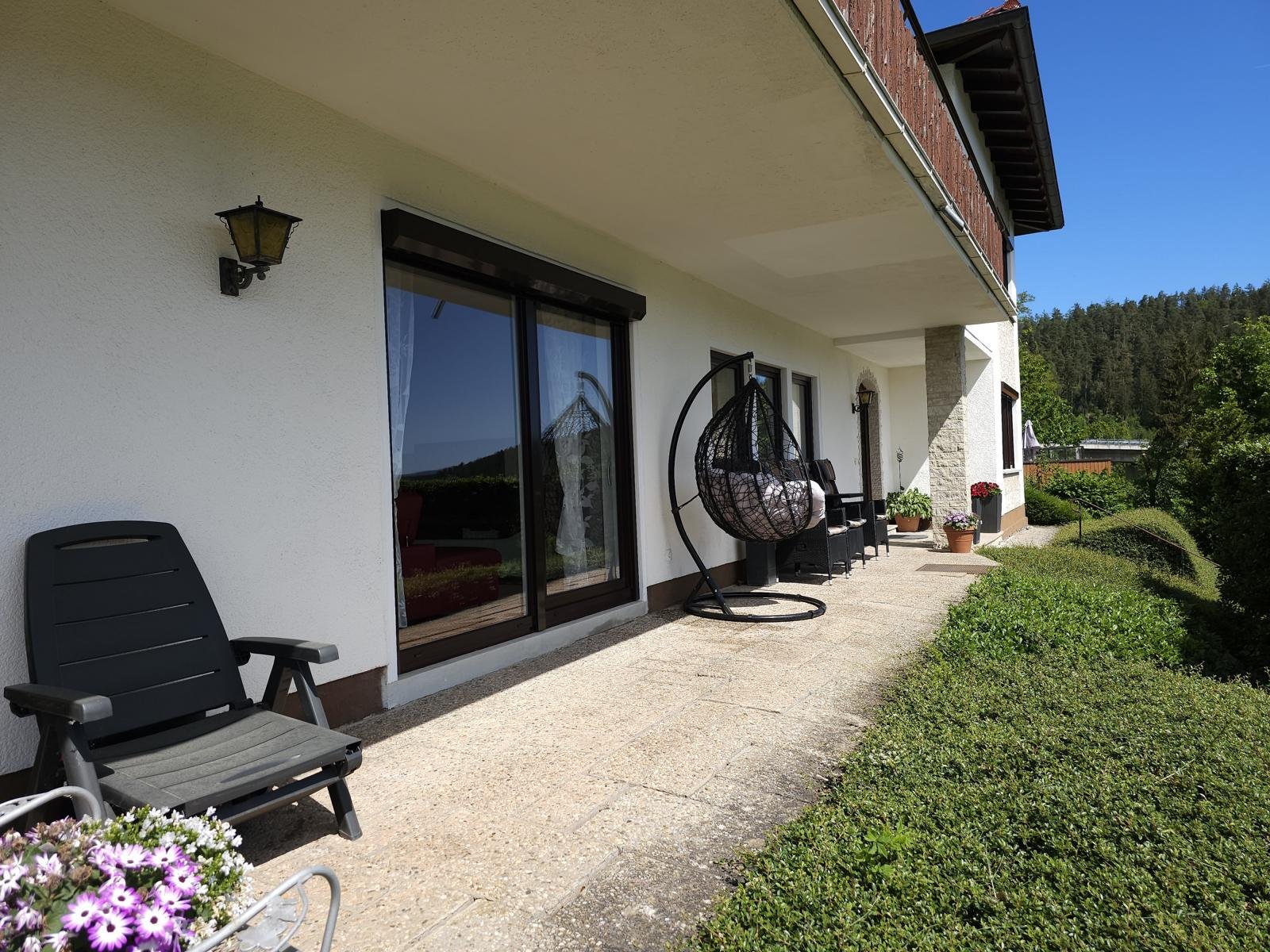 Modernisiertes Leben am Waldrand mit grandiosem Fernblick über Rödental!