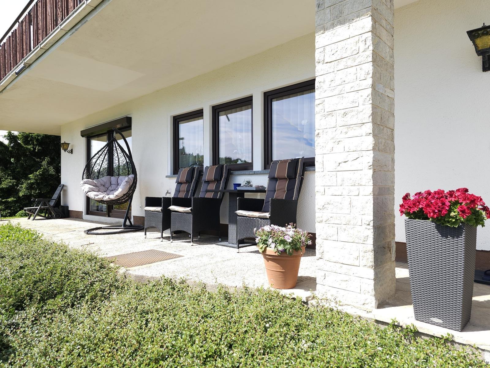 Modernisiertes Leben am Waldrand mit grandiosem Fernblick über Rödental!