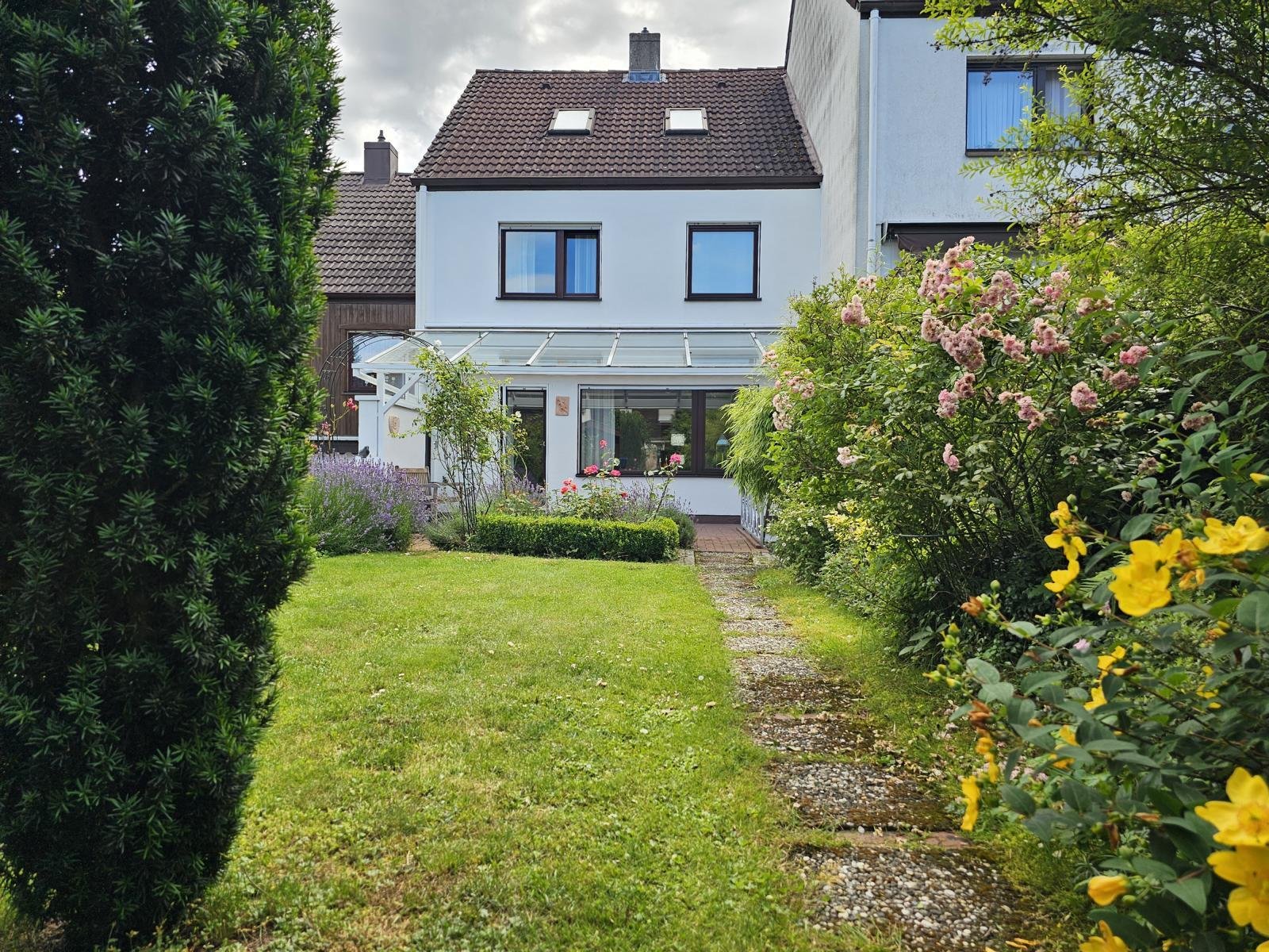 VERKAUFT-Einziehen und wohlfühlen - modernes Reihenhaus in bevorzugter Stadtlage!