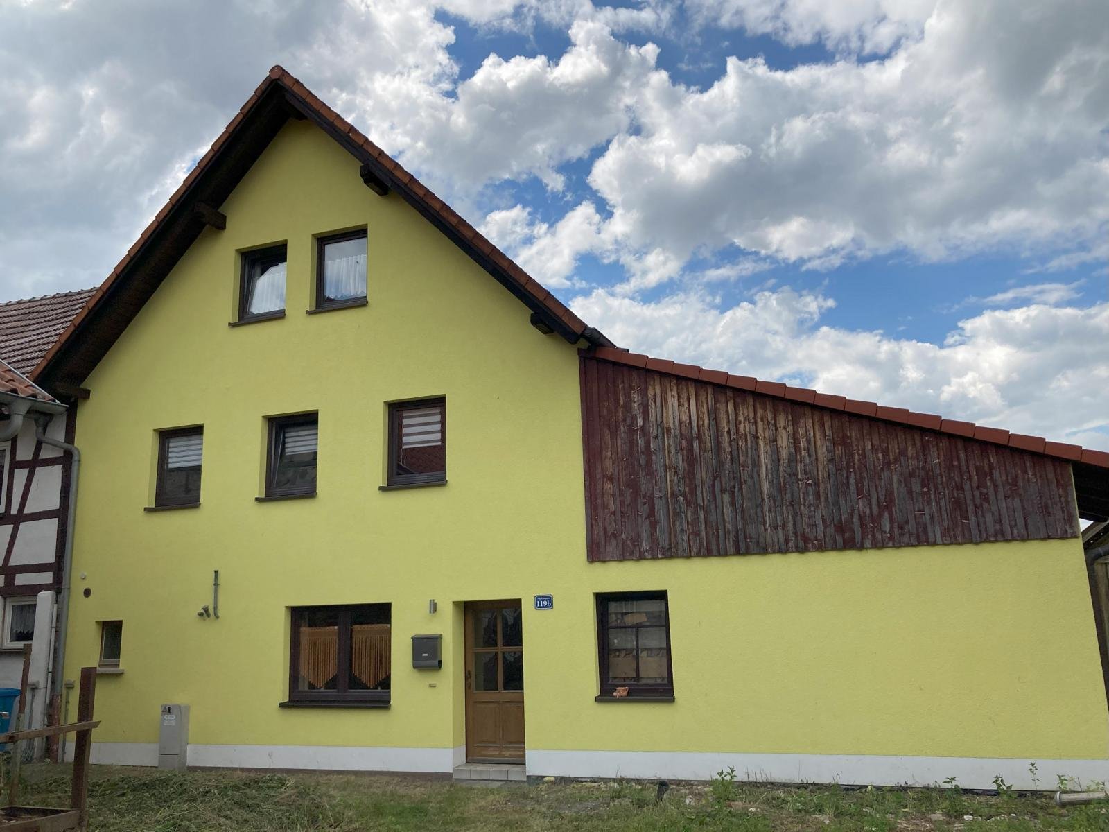 VERKAUFT - Gelegenheit: Wohnhaus mit Doppelgaragengebäude plus Extra-Garten, Nähe Weitramsdorf!