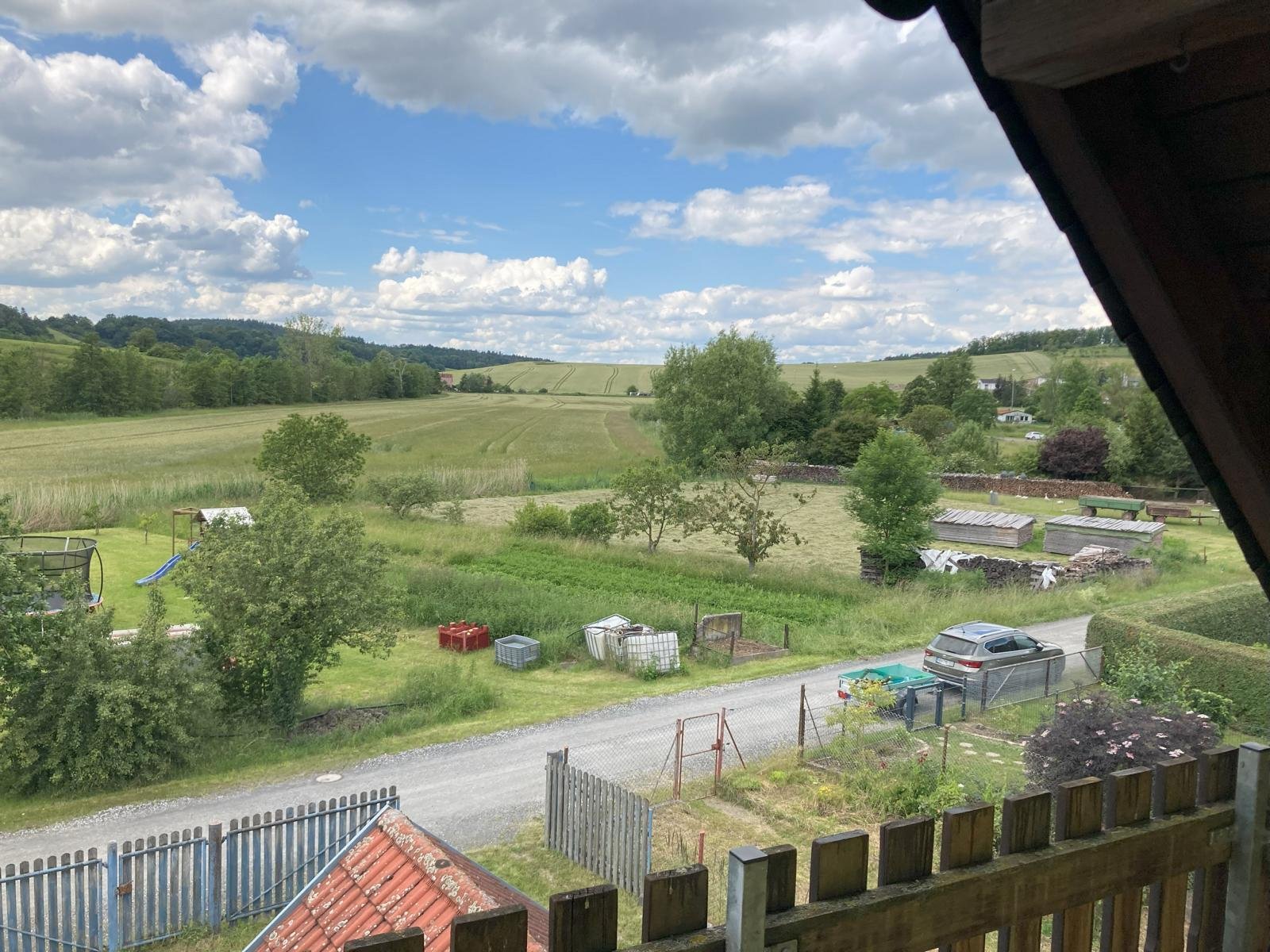 VERKAUFT - Gelegenheit: Wohnhaus mit Doppelgaragengebäude plus Extra-Garten, Nähe Weitramsdorf!