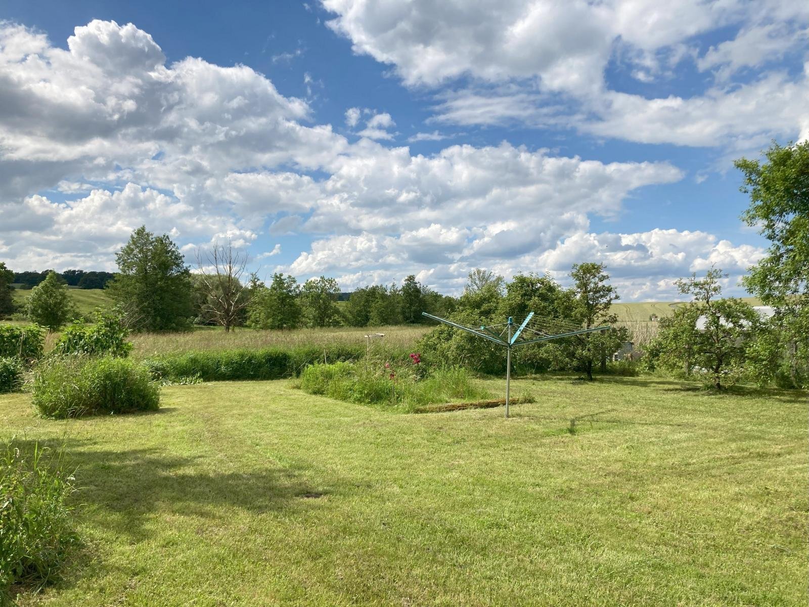 VERKAUFT - Gelegenheit: Wohnhaus mit Doppelgaragengebäude plus Extra-Garten, Nähe Weitramsdorf!