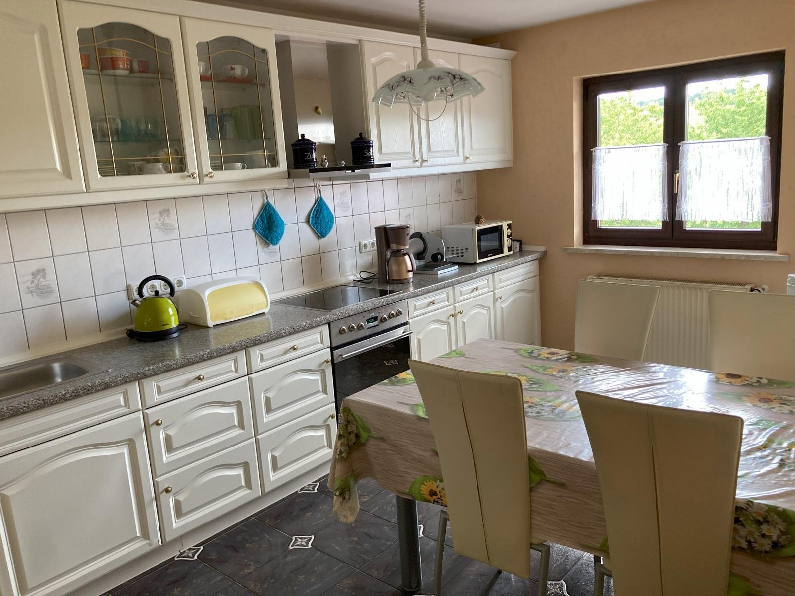 VERKAUFT - Gelegenheit: Wohnhaus mit Doppelgaragengebäude plus Extra-Garten, Nähe Weitramsdorf!