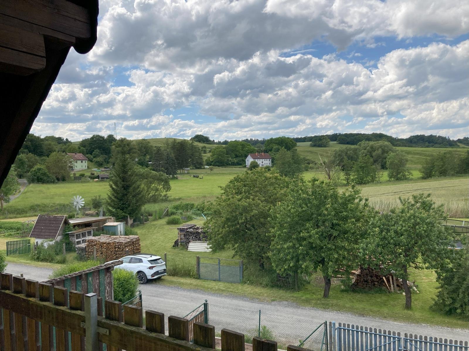 VERKAUFT - Gelegenheit: Wohnhaus mit Doppelgaragengebäude plus Extra-Garten, Nähe Weitramsdorf!