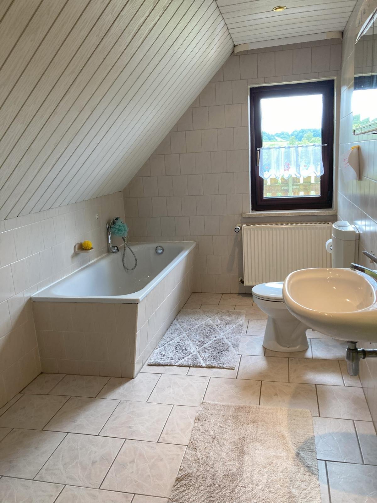 VERKAUFT - Gelegenheit: Wohnhaus mit Doppelgaragengebäude plus Extra-Garten, Nähe Weitramsdorf!