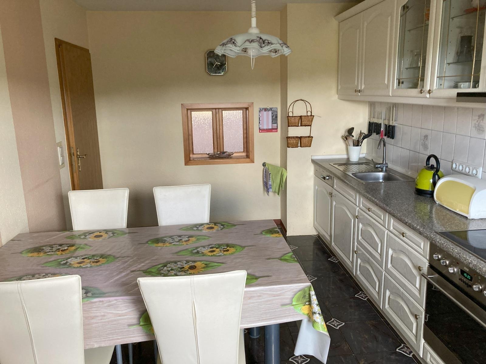 VERKAUFT - Gelegenheit: Wohnhaus mit Doppelgaragengebäude plus Extra-Garten, Nähe Weitramsdorf!