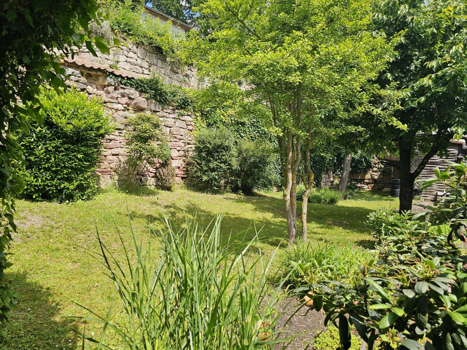 VERKAUFT - Ein Kleinod - Wohnen mit Herz! Einfamilienhaus in Coburg mit sichtgeschütztem Garten!