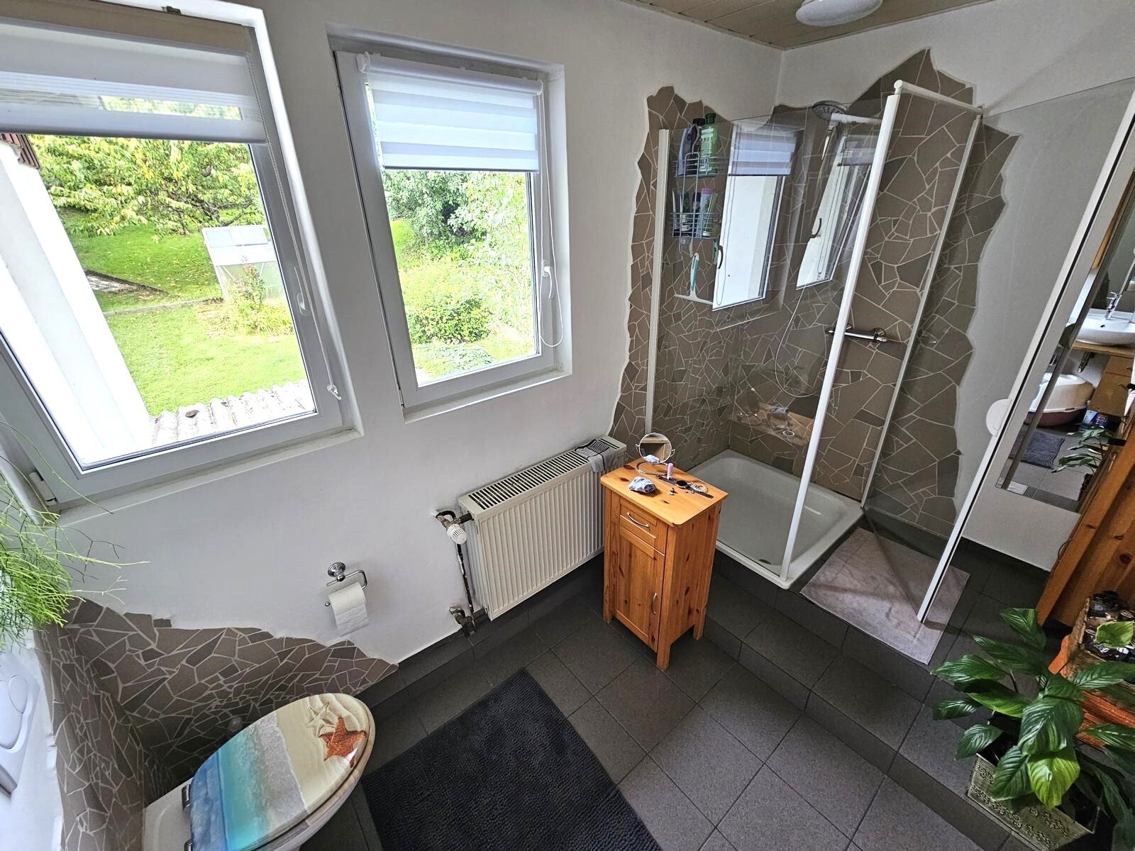 VERKAUFT - Viel Raum für Ihre Ideen – Großes Wohnhaus mit Doppelgarage & reichlich Garten