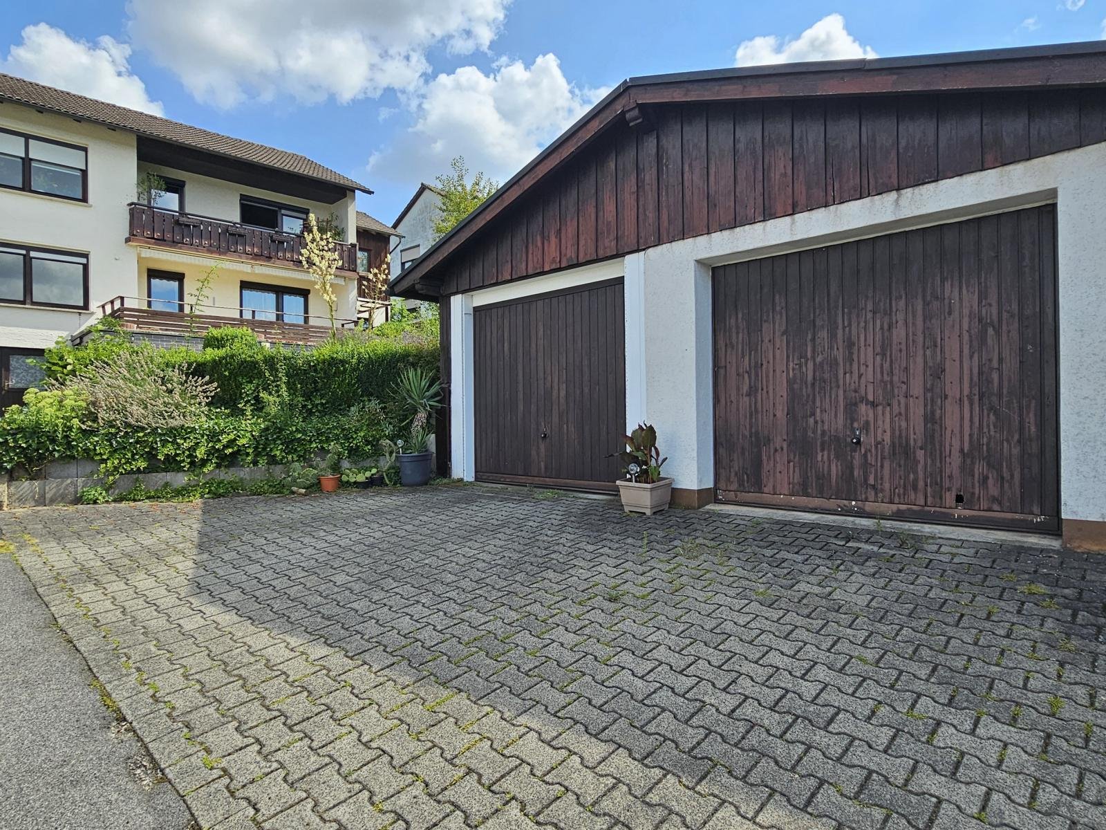 VERKAUFT - Viel Raum für Ihre Ideen – Großes Wohnhaus mit Doppelgarage & reichlich Garten