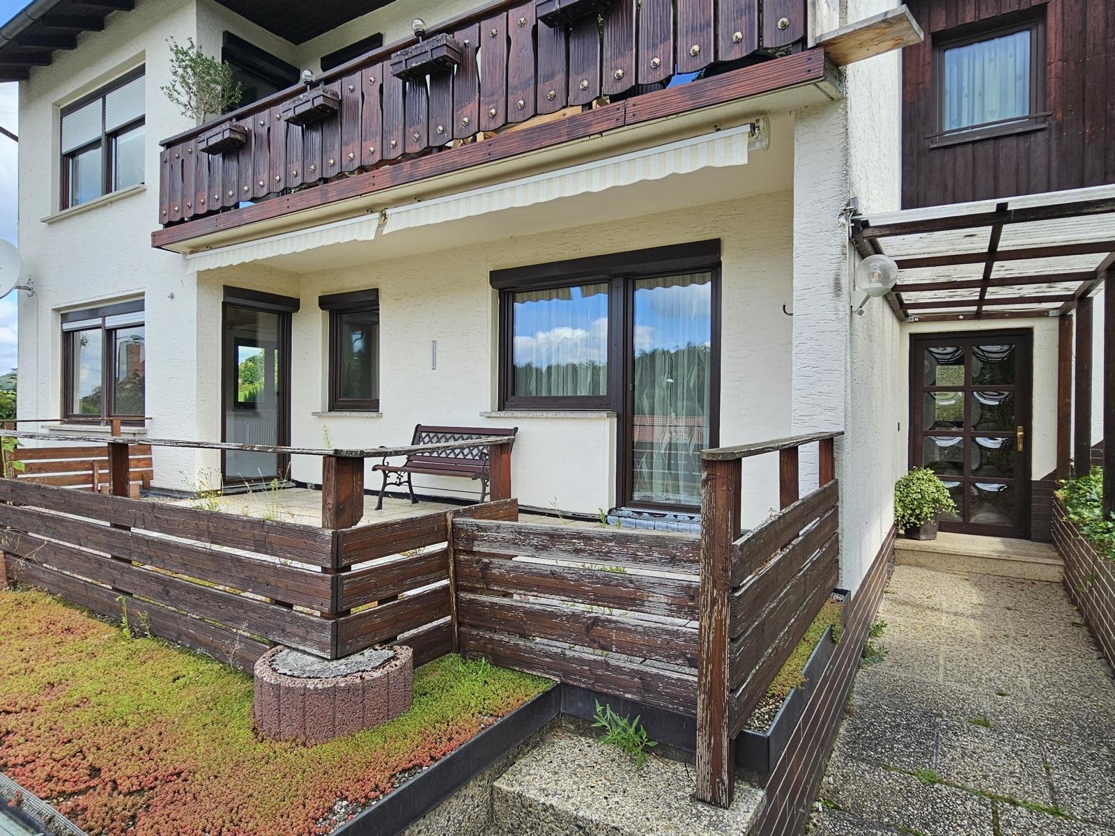 VERKAUFT - Viel Raum für Ihre Ideen – Großes Wohnhaus mit Doppelgarage & reichlich Garten