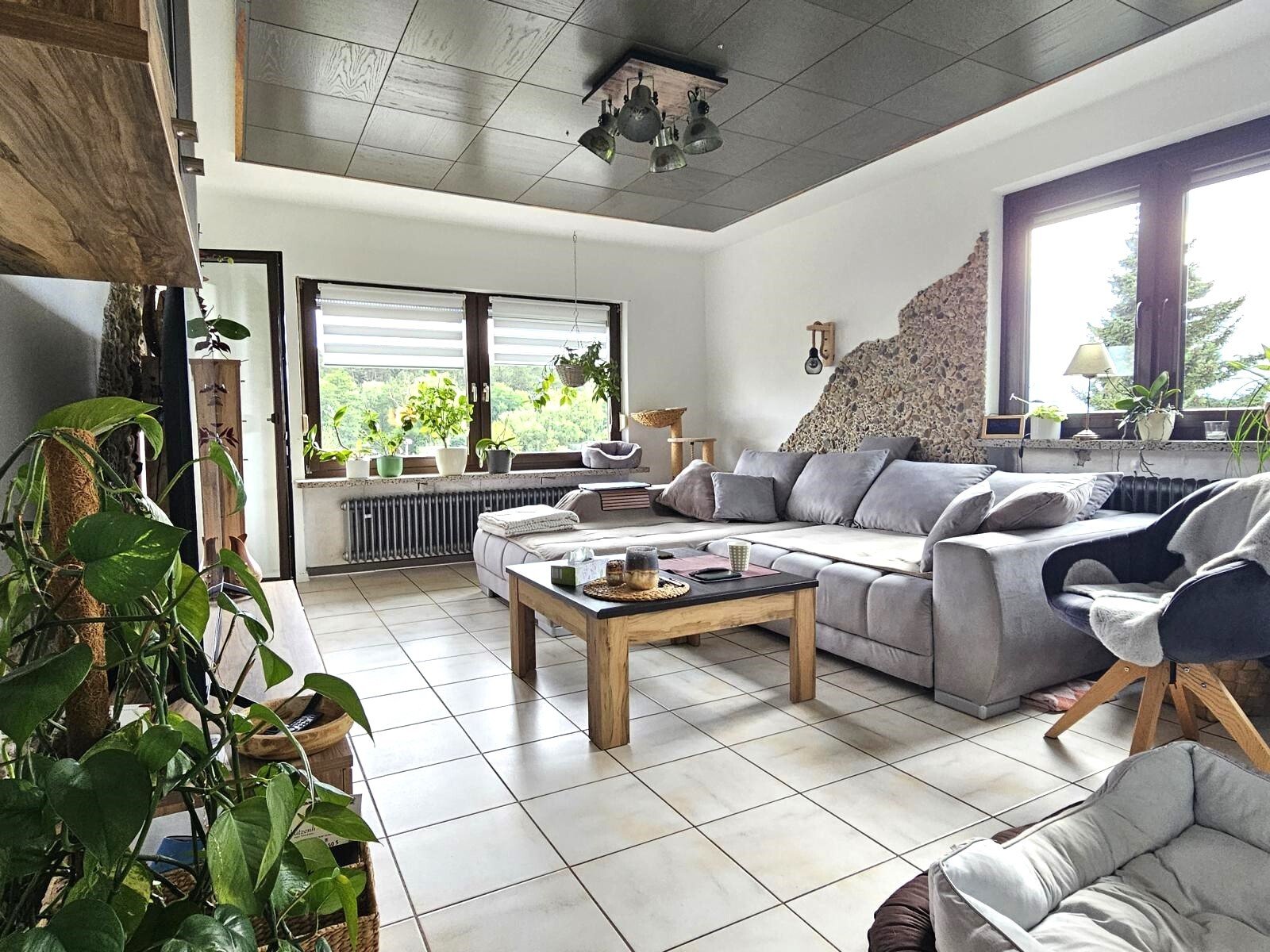 VERKAUFT - Viel Raum für Ihre Ideen – Großes Wohnhaus mit Doppelgarage & reichlich Garten