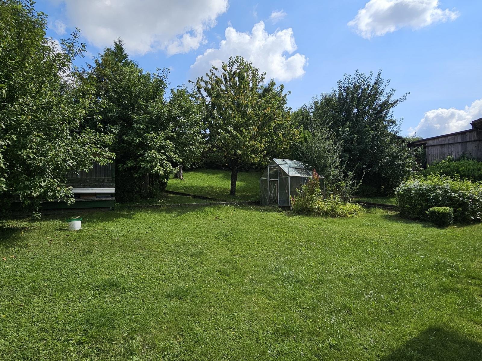 VERKAUFT - Viel Raum für Ihre Ideen – Großes Wohnhaus mit Doppelgarage & reichlich Garten