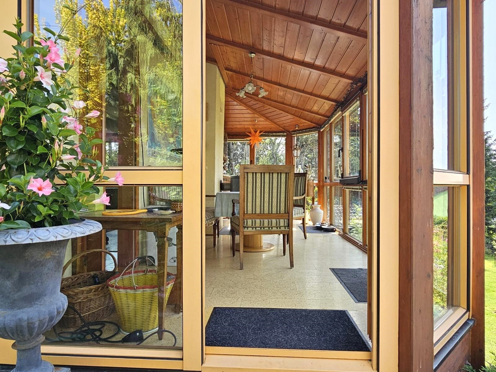 VERKAUFT - Eine traumhafte Idylle für Individualisten! 100 Rosenstöcke und schnelles Internet!