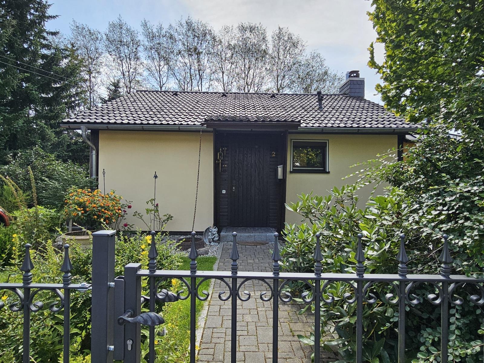 VERKAUFT - Eine traumhafte Idylle für Individualisten! 100 Rosenstöcke und schnelles Internet!