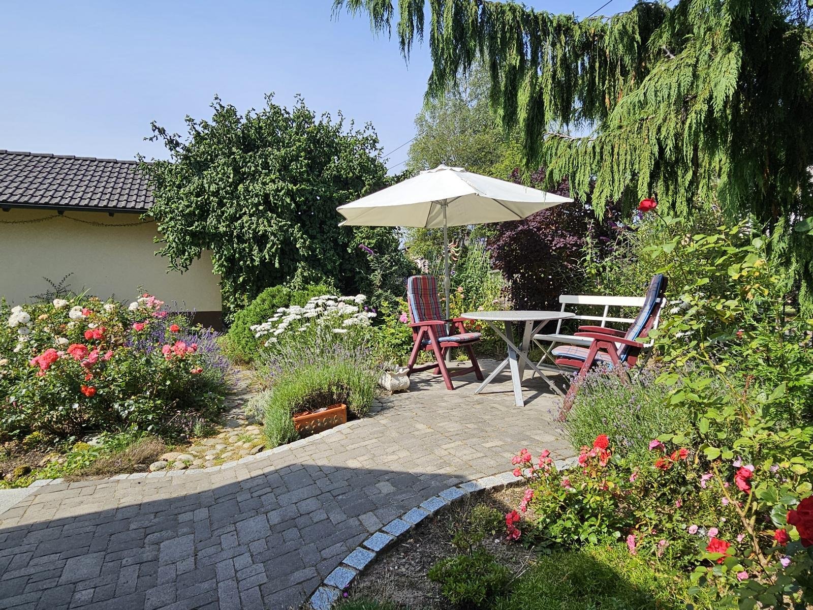 VERKAUFT - Eine traumhafte Idylle für Individualisten! 100 Rosenstöcke und schnelles Internet!