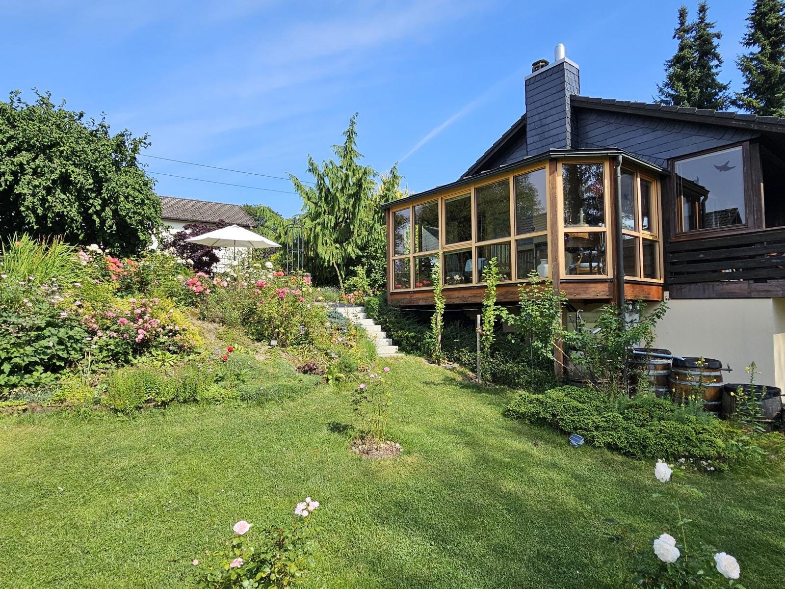 VERKAUFT - Eine traumhafte Idylle für Individualisten! 100 Rosenstöcke und schnelles Internet!