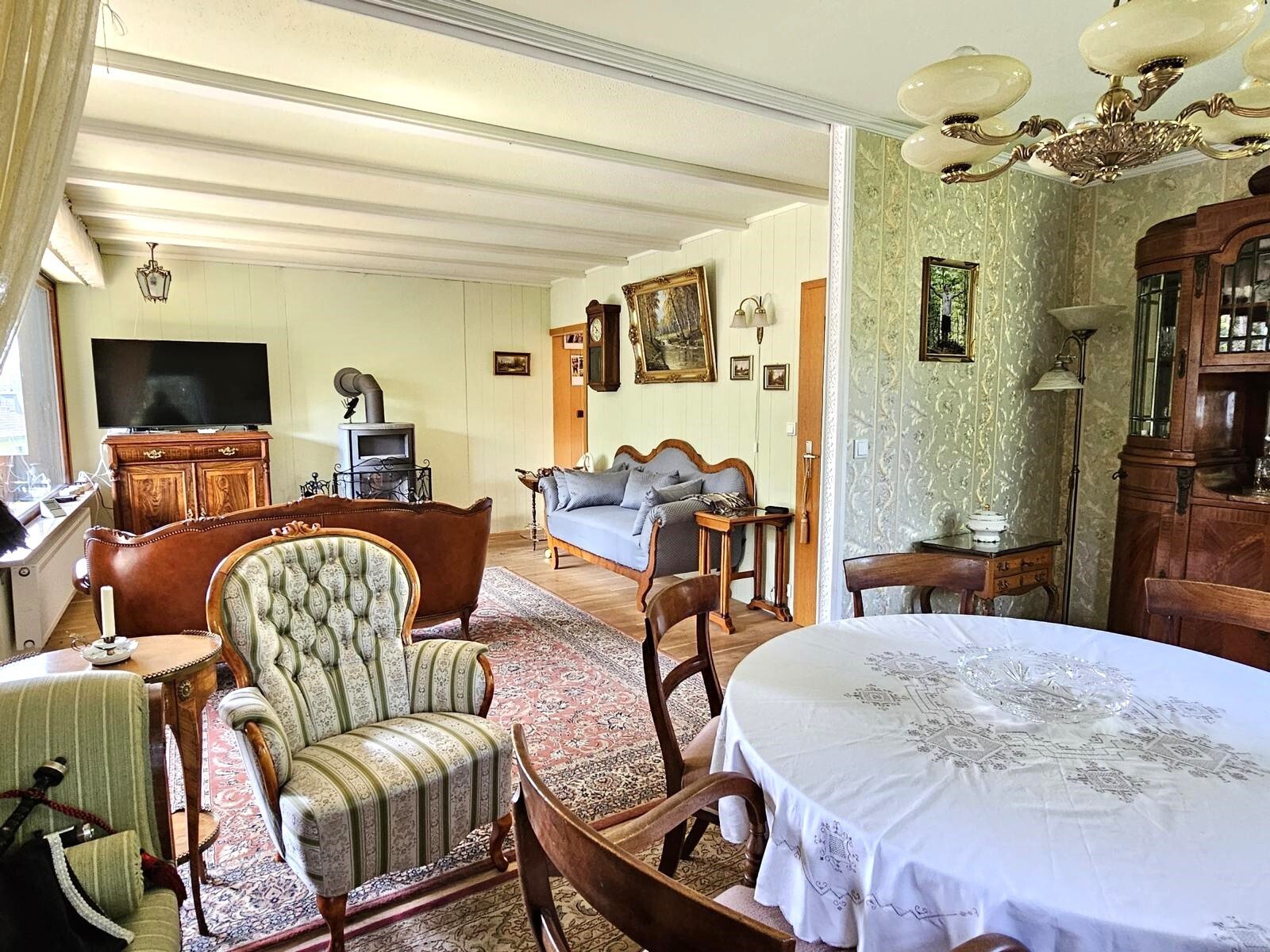 VERKAUFT - Eine traumhafte Idylle für Individualisten! 100 Rosenstöcke und schnelles Internet!