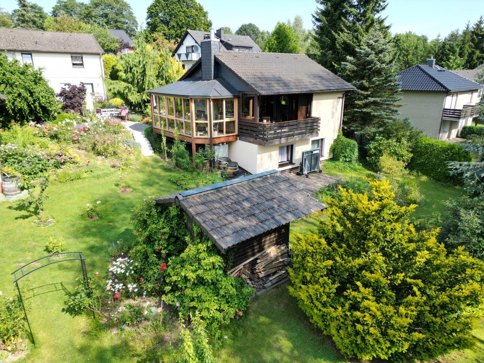 VERKAUFT - Eine traumhafte Idylle für Individualisten! 100 Rosenstöcke und schnelles Internet!