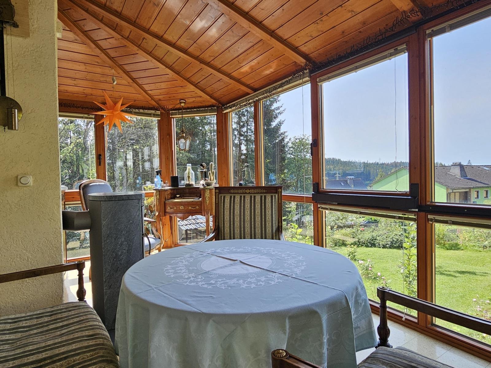 VERKAUFT - Eine traumhafte Idylle für Individualisten! 100 Rosenstöcke und schnelles Internet!