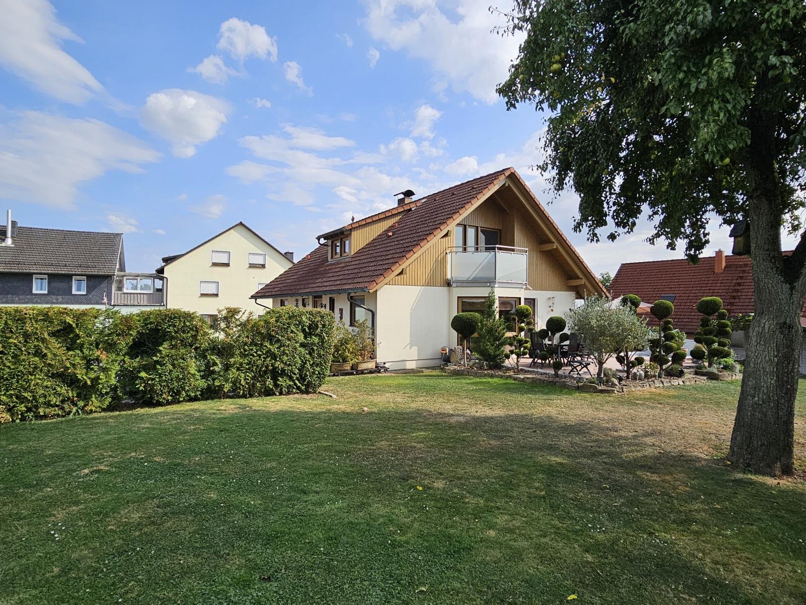 VERKAUFT - Einfach perfekt! Ein Haus wie gemalt! In Top-Zustand im Stadtbusbereich von Coburg!