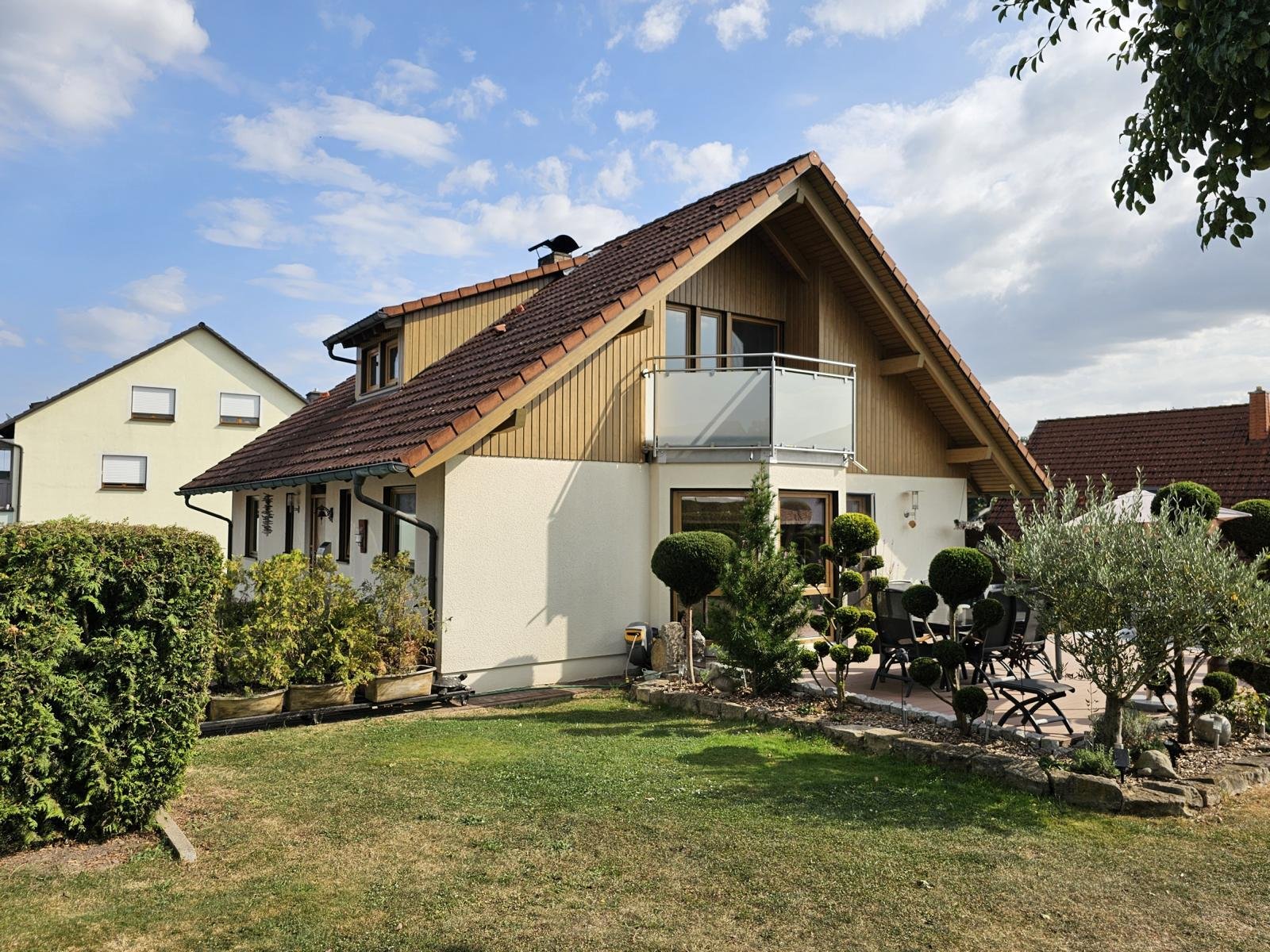 VERKAUFT - Einfach perfekt! Ein Haus wie gemalt! In Top-Zustand im Stadtbusbereich von Coburg!