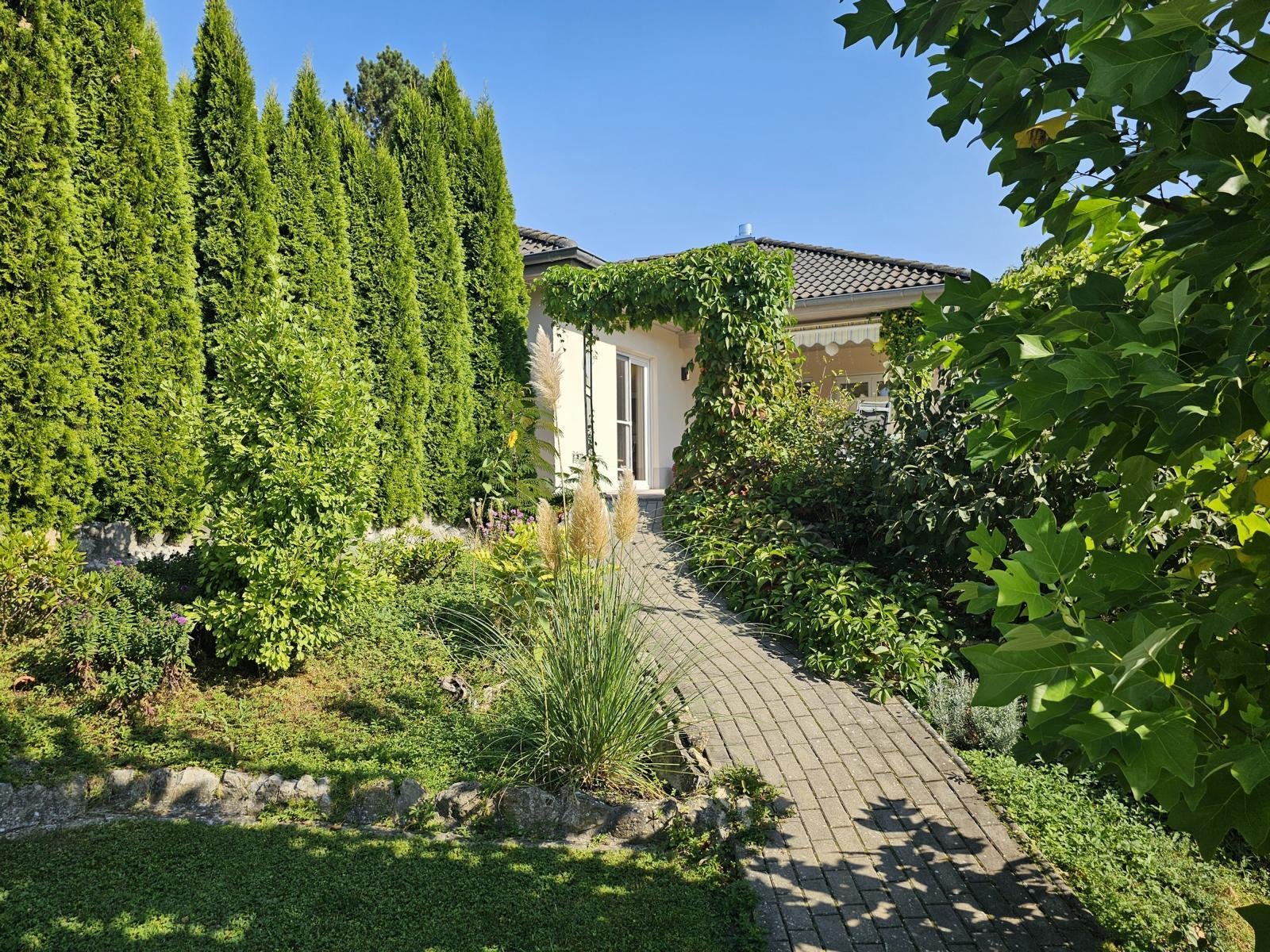 VERKAUFT - TOP-Winkel-Bungalow, Bj. 2011, mit Traumgarten, Nähe Waldrand, Energieeffizienzkl.: A