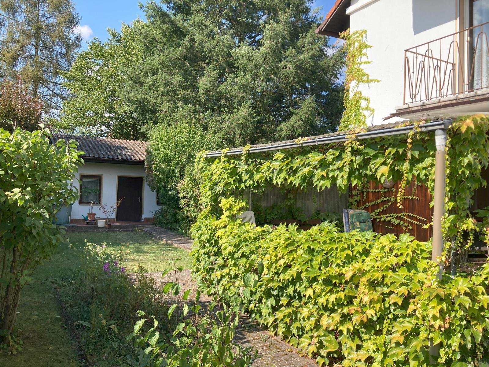 VERKAUFT - Einfamilienhaus mit Terrasse, 2 Balkonen, massivem Gartenhaus und tollem Garten!