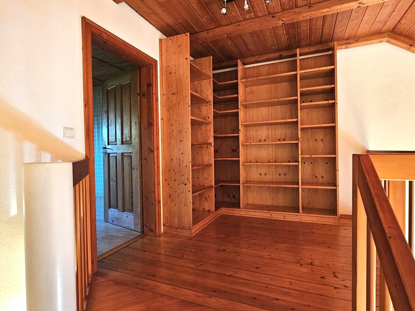 VERKAUFT - Wohnen im begehrten Kurort - Galeriewohnung mit Carport und Stellplatz!