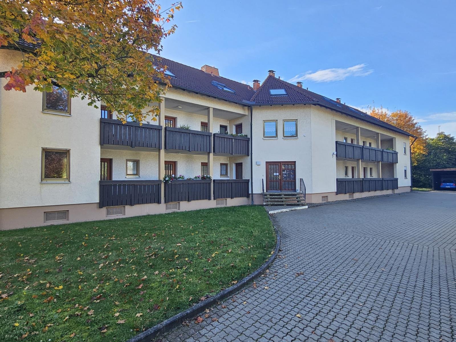 VERKAUFT - Wohnen im begehrten Kurort - Galeriewohnung mit Carport und Stellplatz!