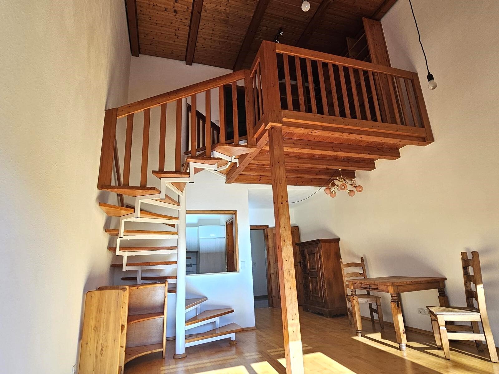 VERKAUFT - Wohnen im begehrten Kurort - Galeriewohnung mit Carport und Stellplatz!