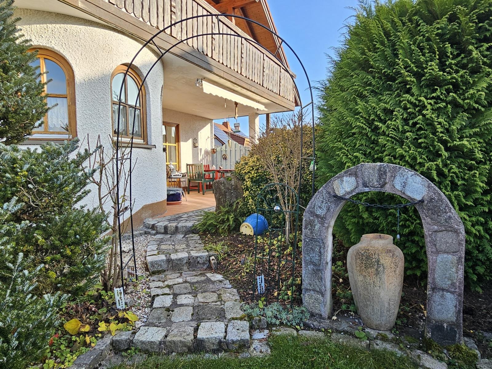 VERKAUFT - Gepflegtes Einfamilienhaus auf 1.212 m² zauberhaft angelegtem Garten mit Doppelgarage