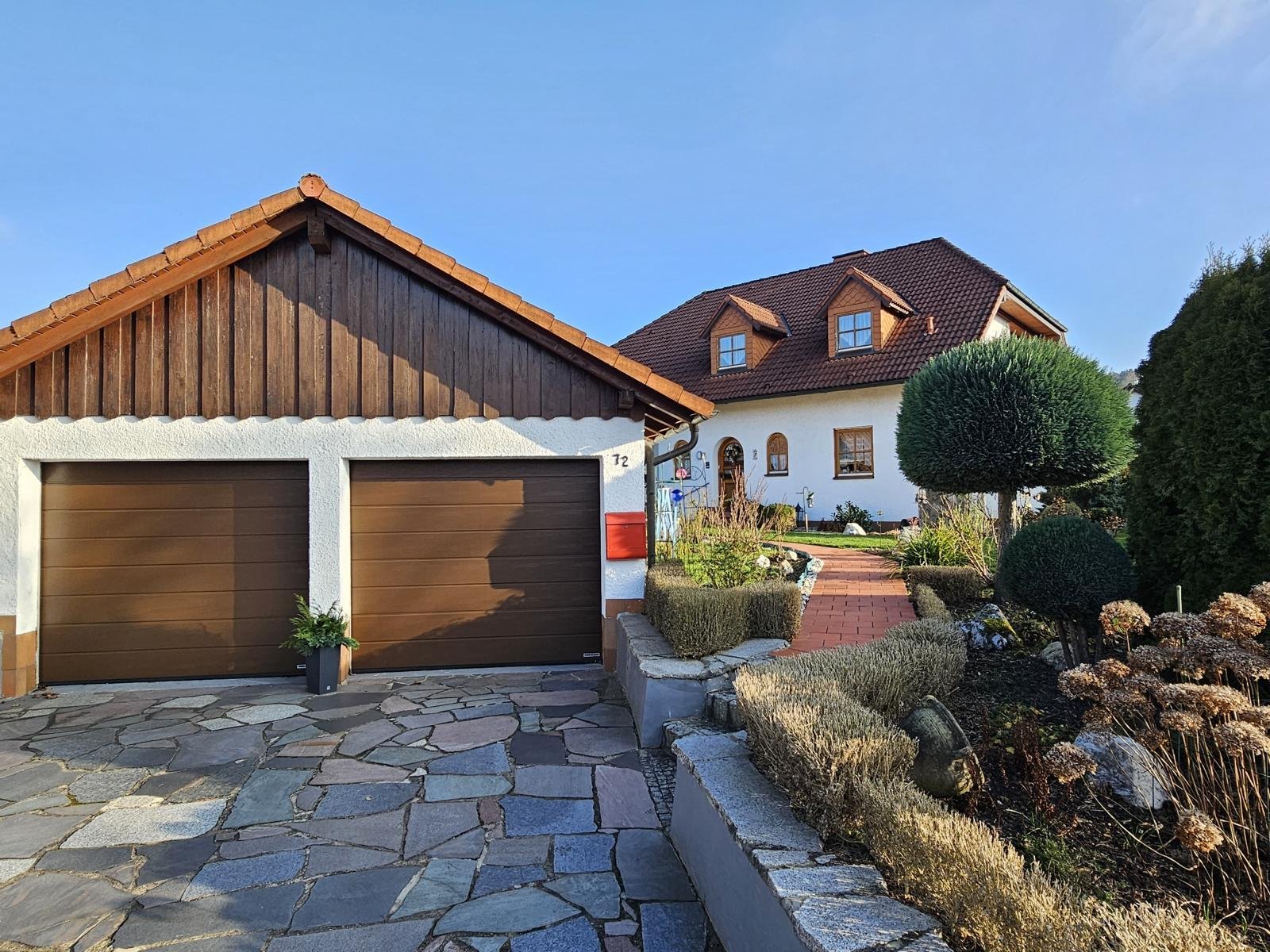 VERKAUFT - Gepflegtes Einfamilienhaus auf 1.212 m² zauberhaft angelegtem Garten mit Doppelgarage