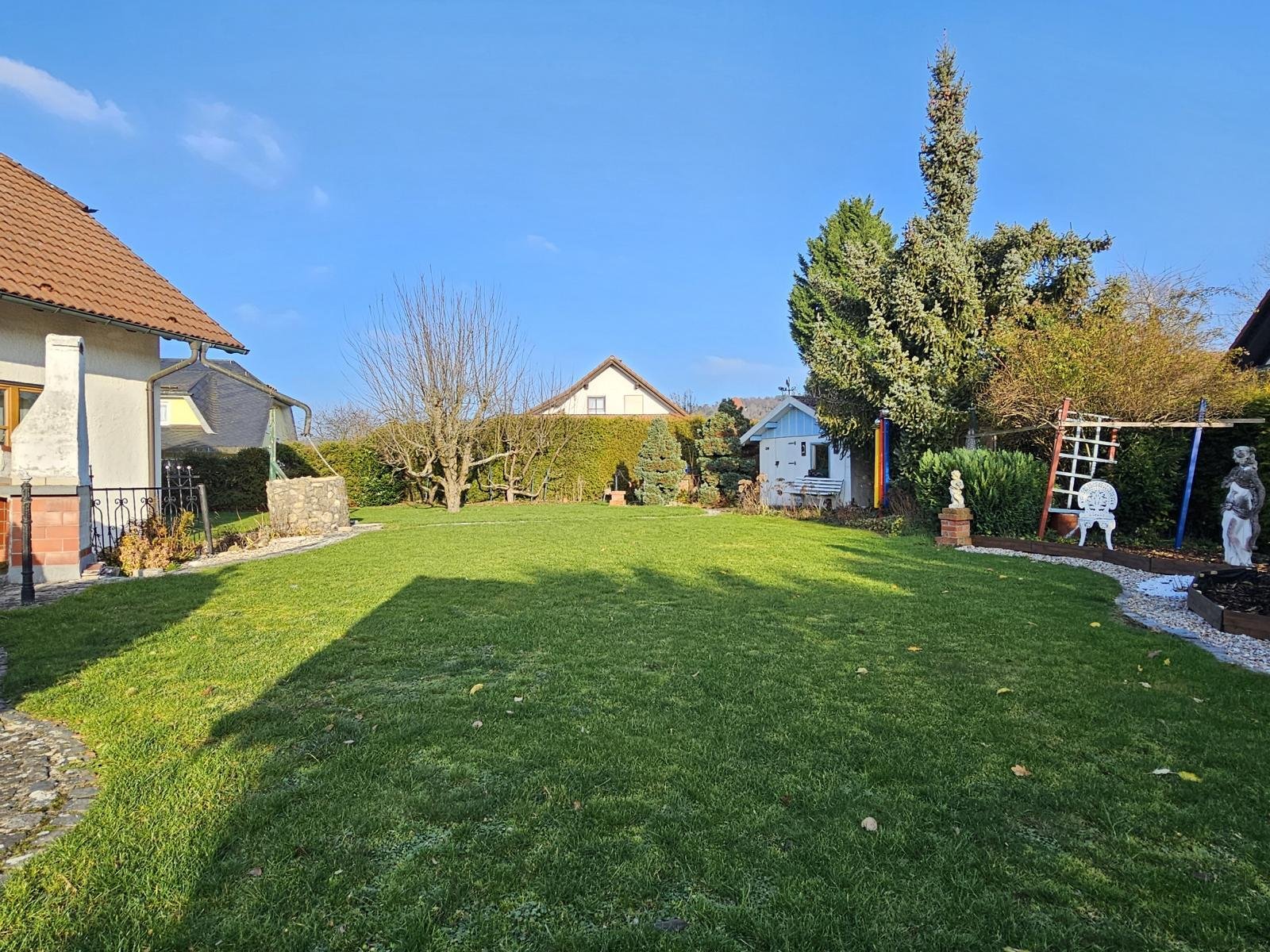 VERKAUFT - Gepflegtes Einfamilienhaus auf 1.212 m² zauberhaft angelegtem Garten mit Doppelgarage