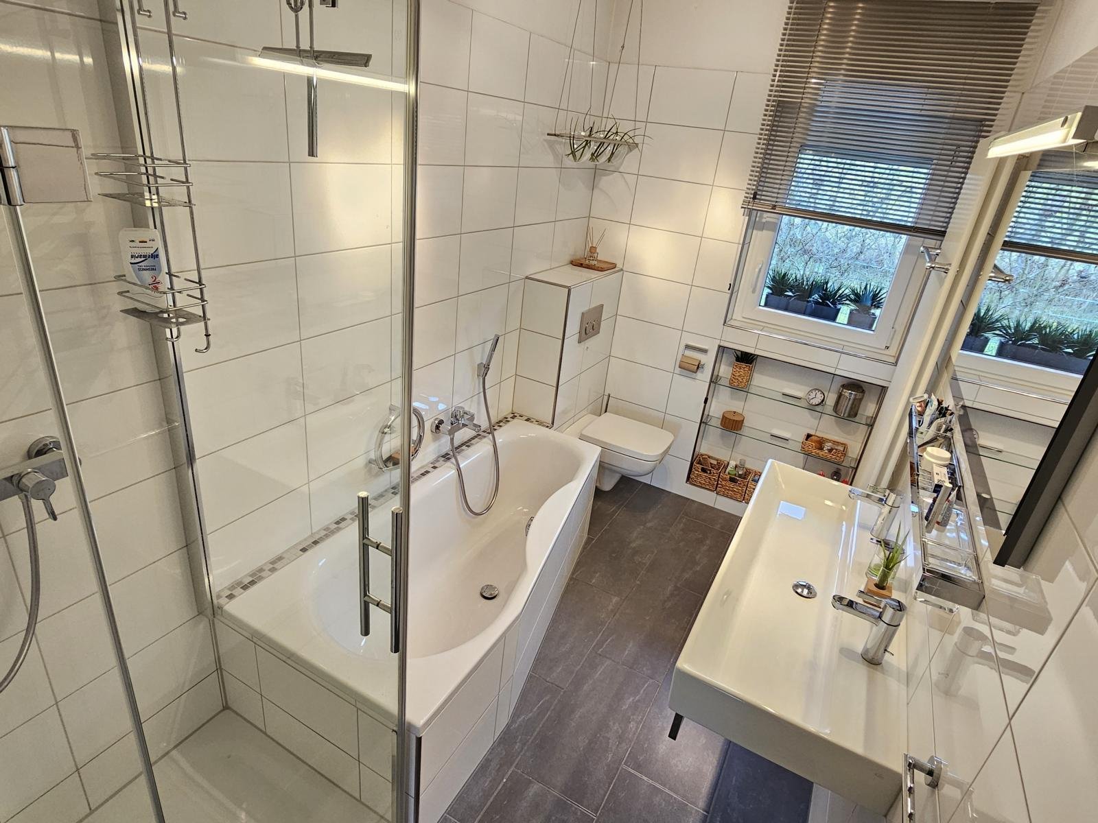 VERKAUFT -Doppelstöckiger Bungalow mit 2 barrierefreien Eingängen & Traum-Naturgarten!