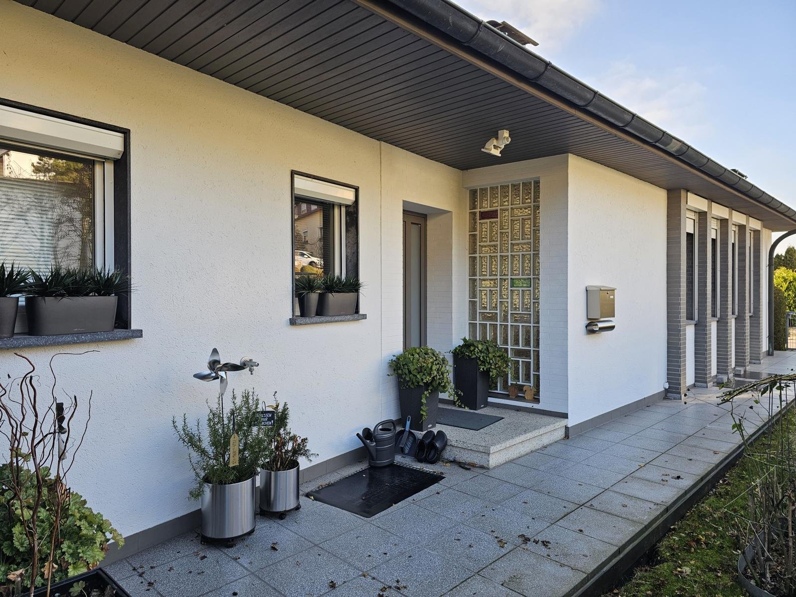 VERKAUFT -Doppelstöckiger Bungalow mit 2 barrierefreien Eingängen & Traum-Naturgarten!